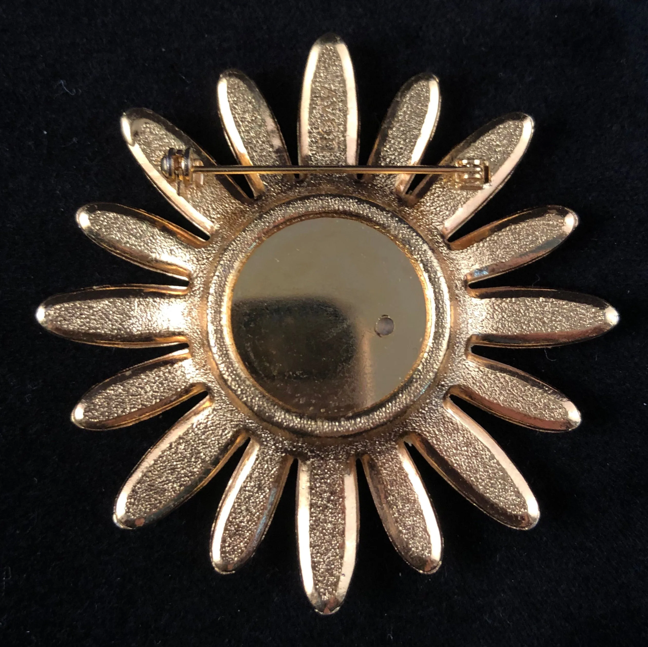 1970 Avon Daisy Pin With Perfume Glacé
