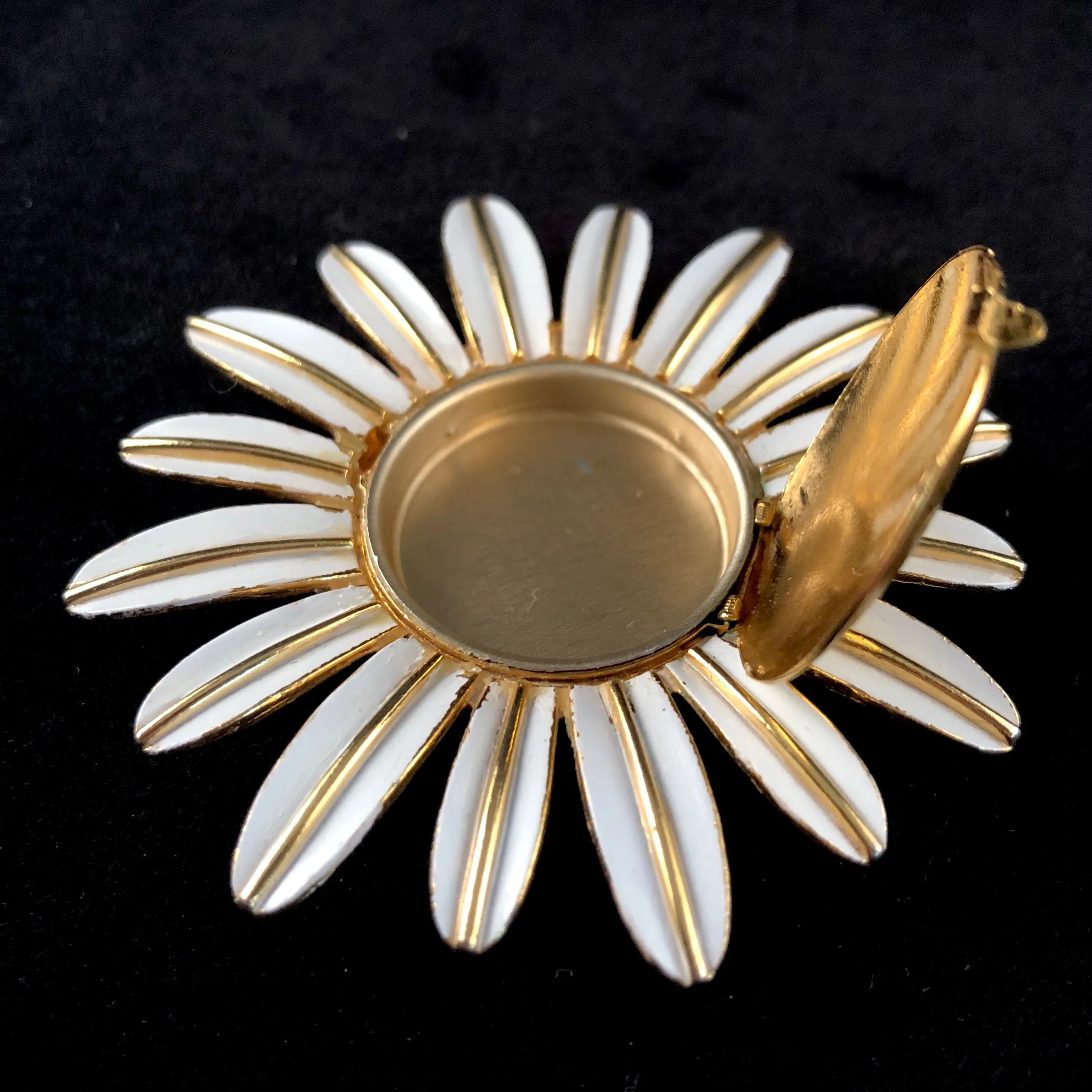 1970 Avon Daisy Pin With Perfume Glacé