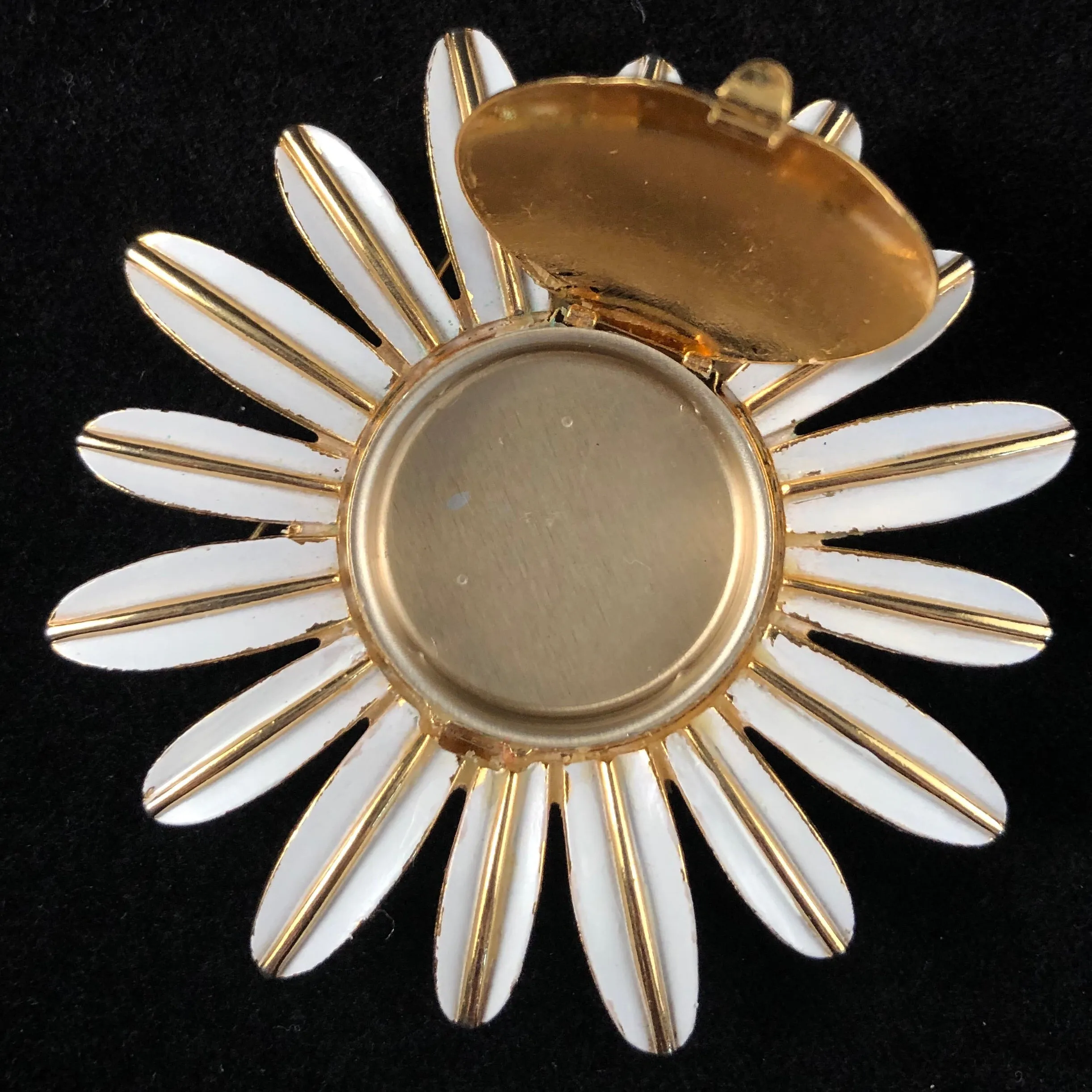 1970 Avon Daisy Pin With Perfume Glacé