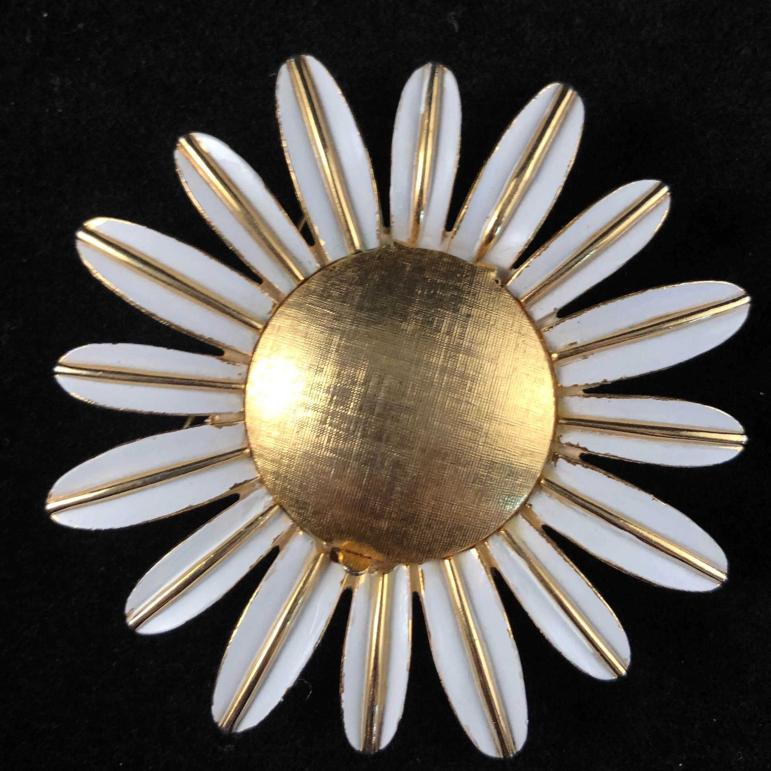 1970 Avon Daisy Pin With Perfume Glacé