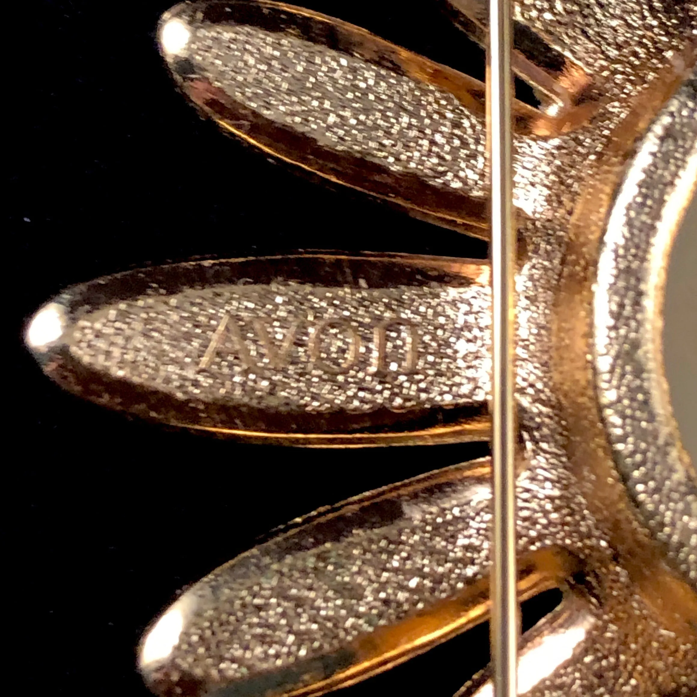 1970 Avon Daisy Pin With Perfume Glacé