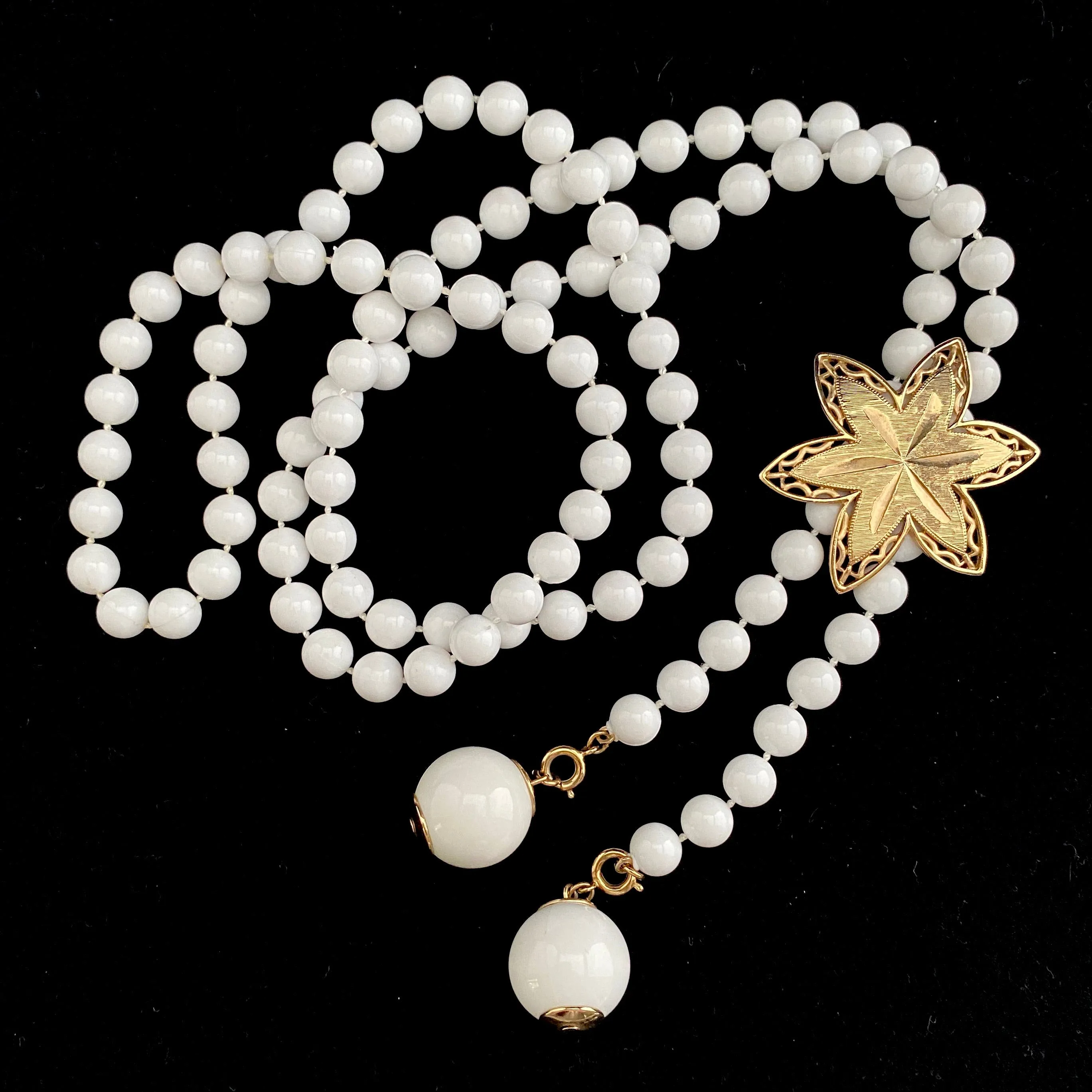 1975 Sarah Coventry White Charmer Necklace
