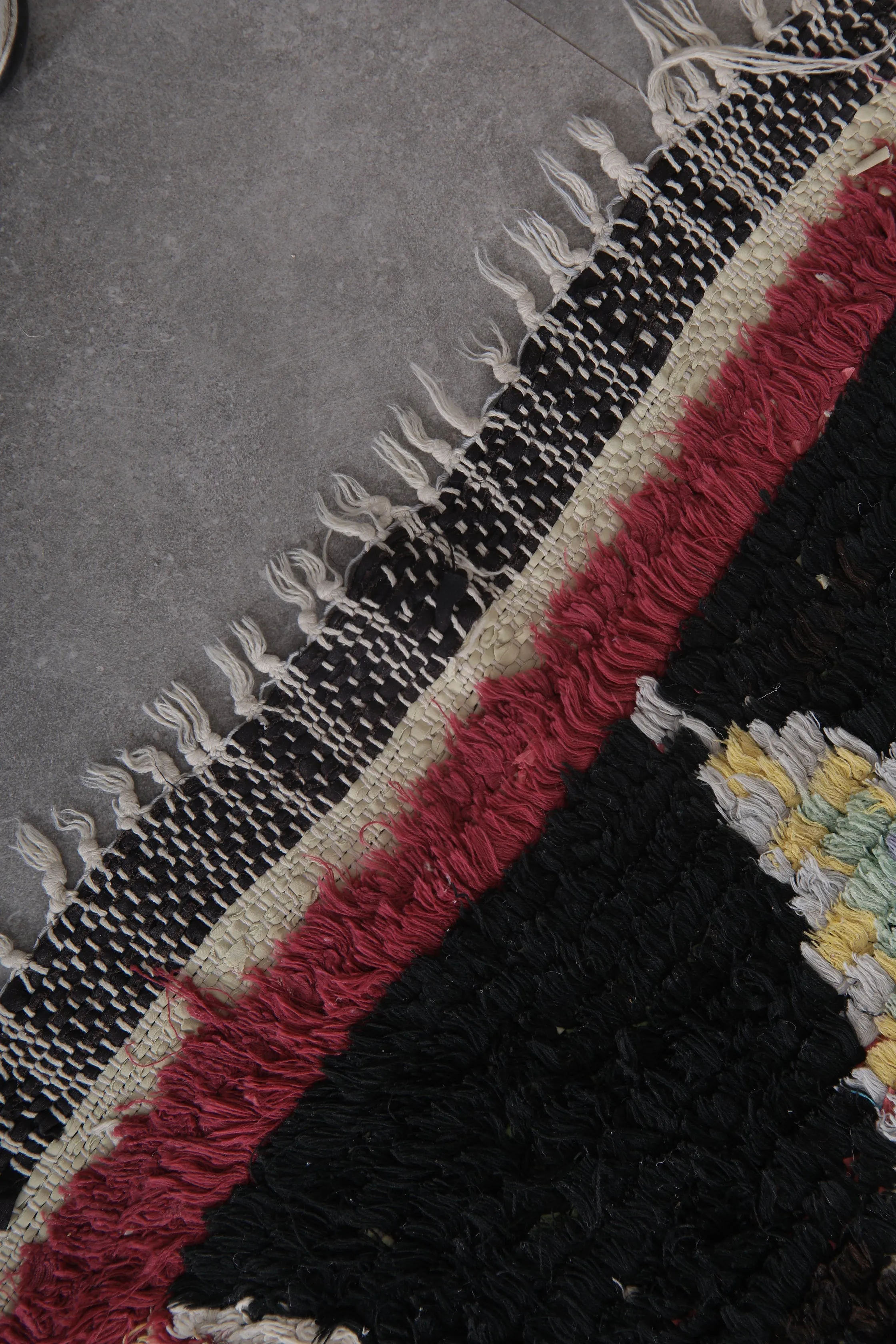 Elegant Moroccan Rug with Geometric Diamond Patterns – 2.9 x 7.5 ft