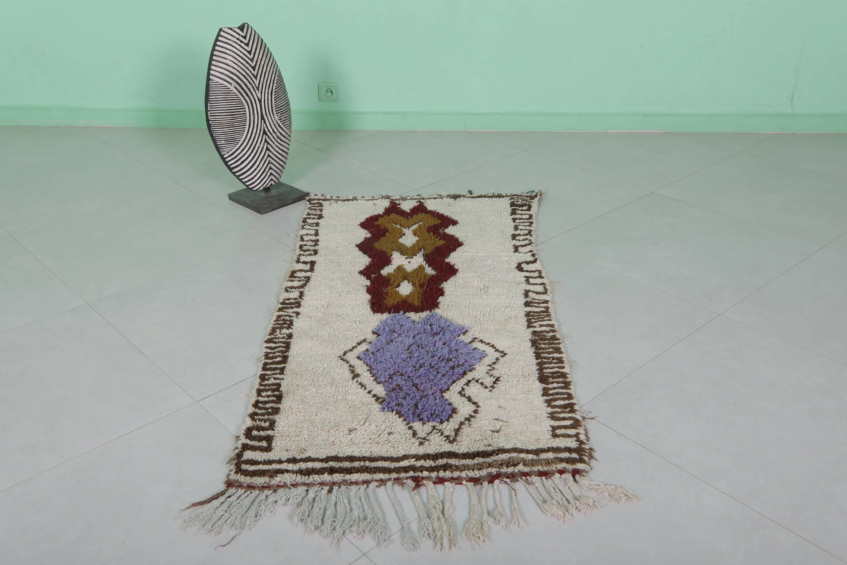 Handwoven Moroccan Rug – Bold Tribal Design 2.3 x 4.7 FT