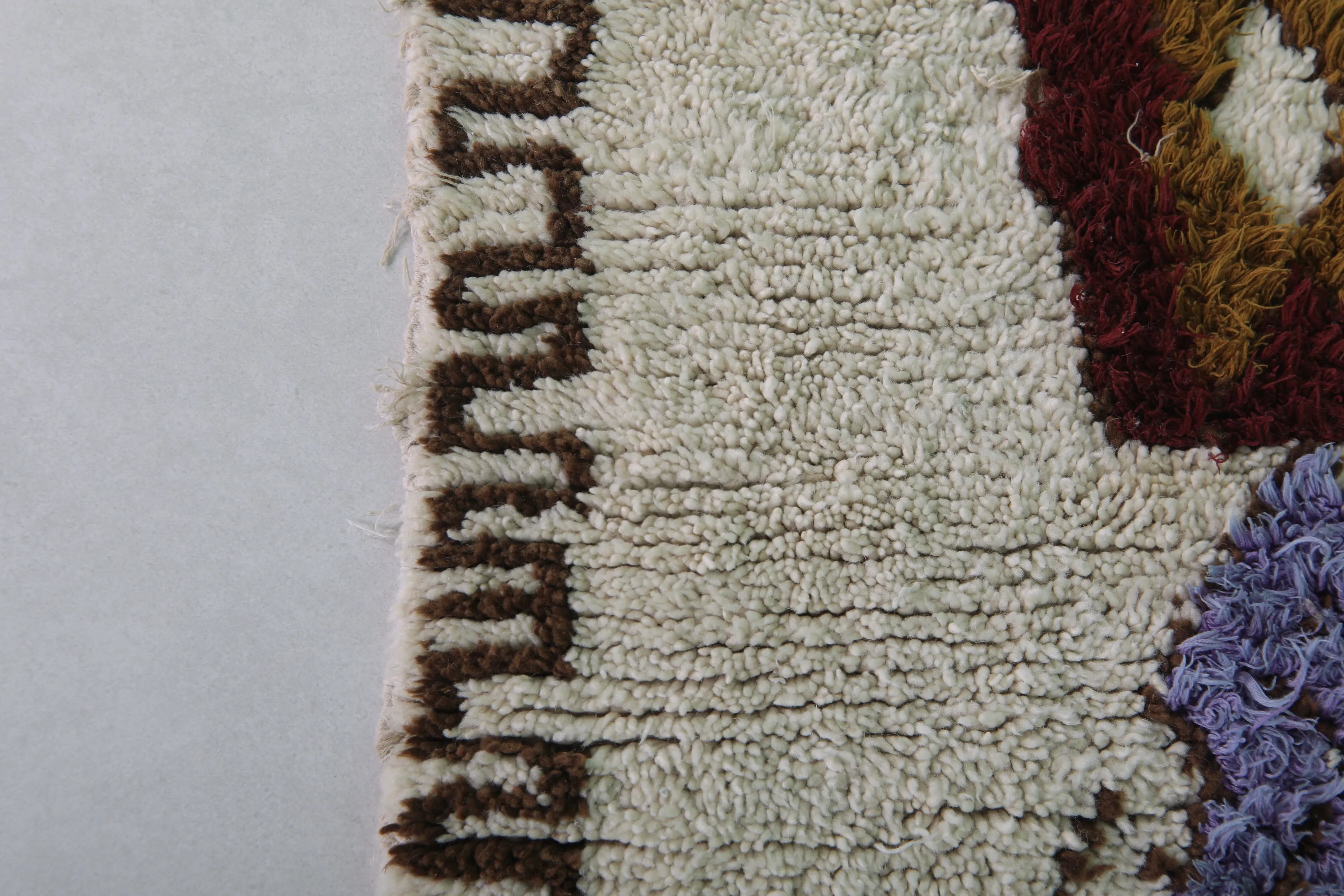 Handwoven Moroccan Rug – Bold Tribal Design 2.3 x 4.7 FT