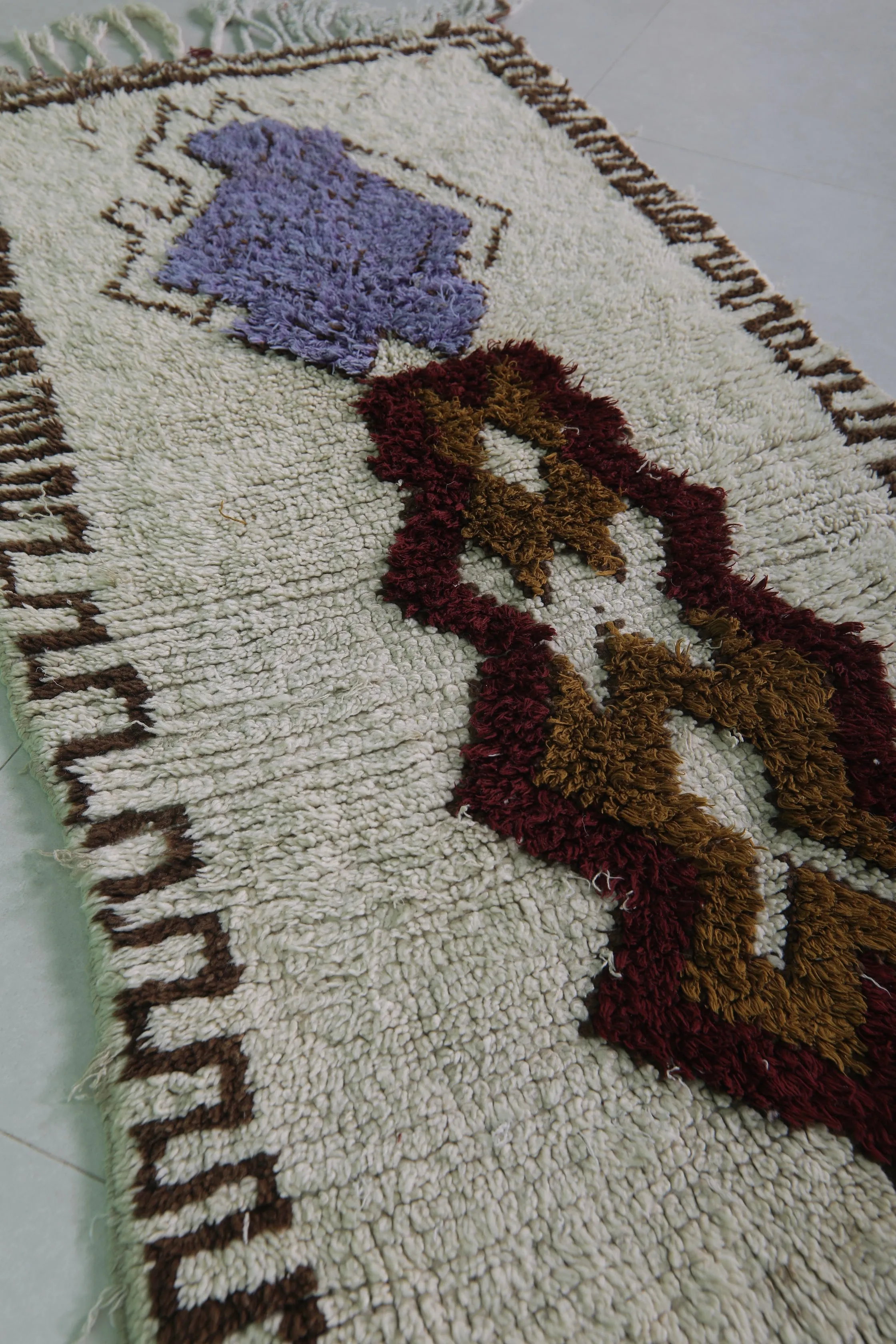 Handwoven Moroccan Rug – Bold Tribal Design 2.3 x 4.7 FT