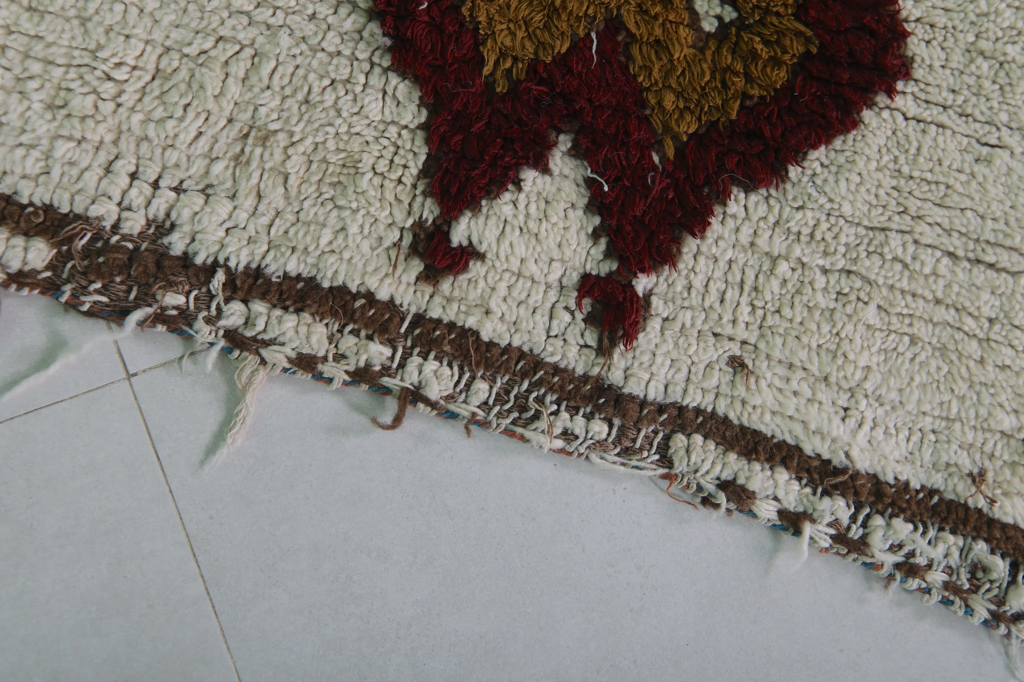 Handwoven Moroccan Rug – Bold Tribal Design 2.3 x 4.7 FT