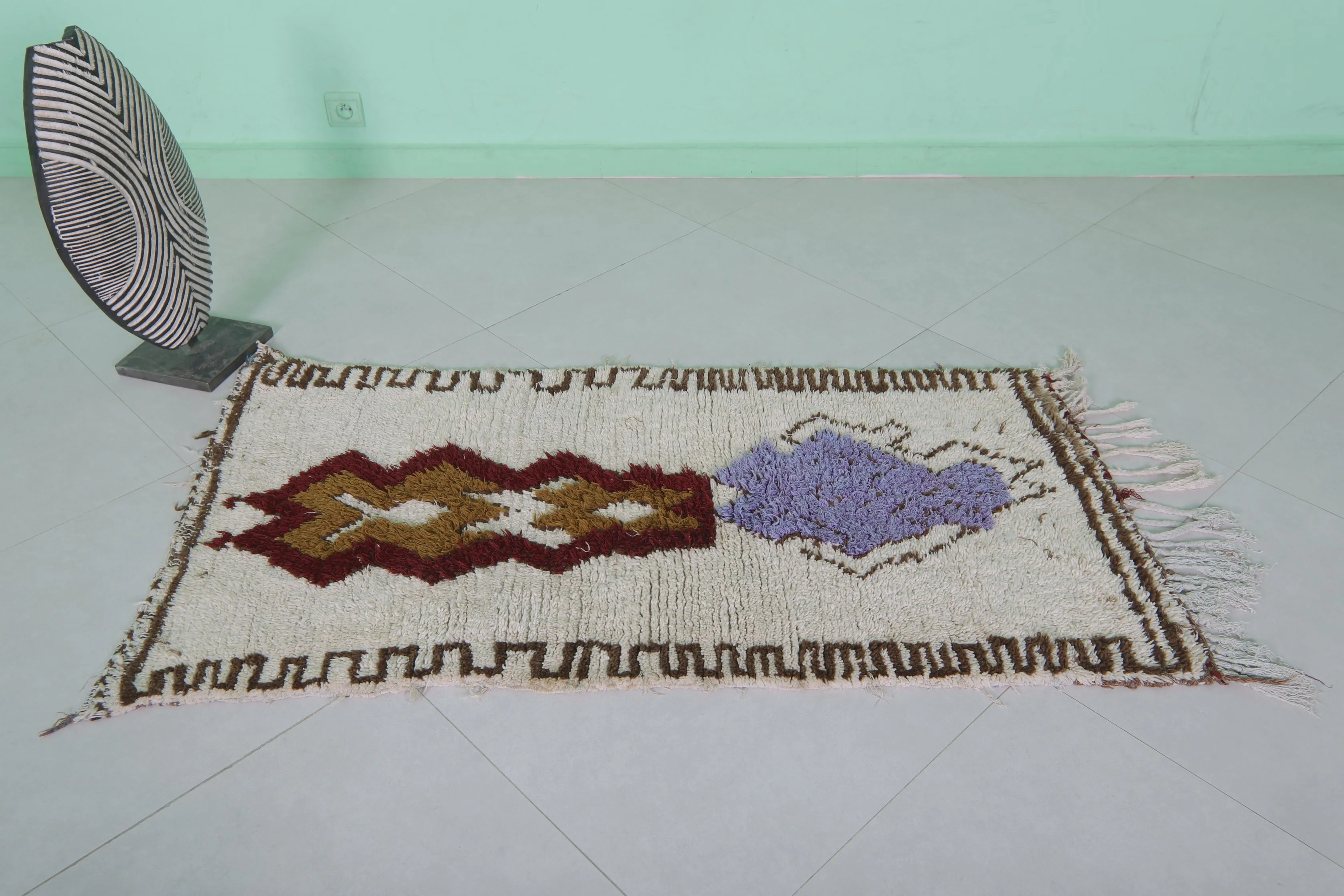Handwoven Moroccan Rug – Bold Tribal Design 2.3 x 4.7 FT