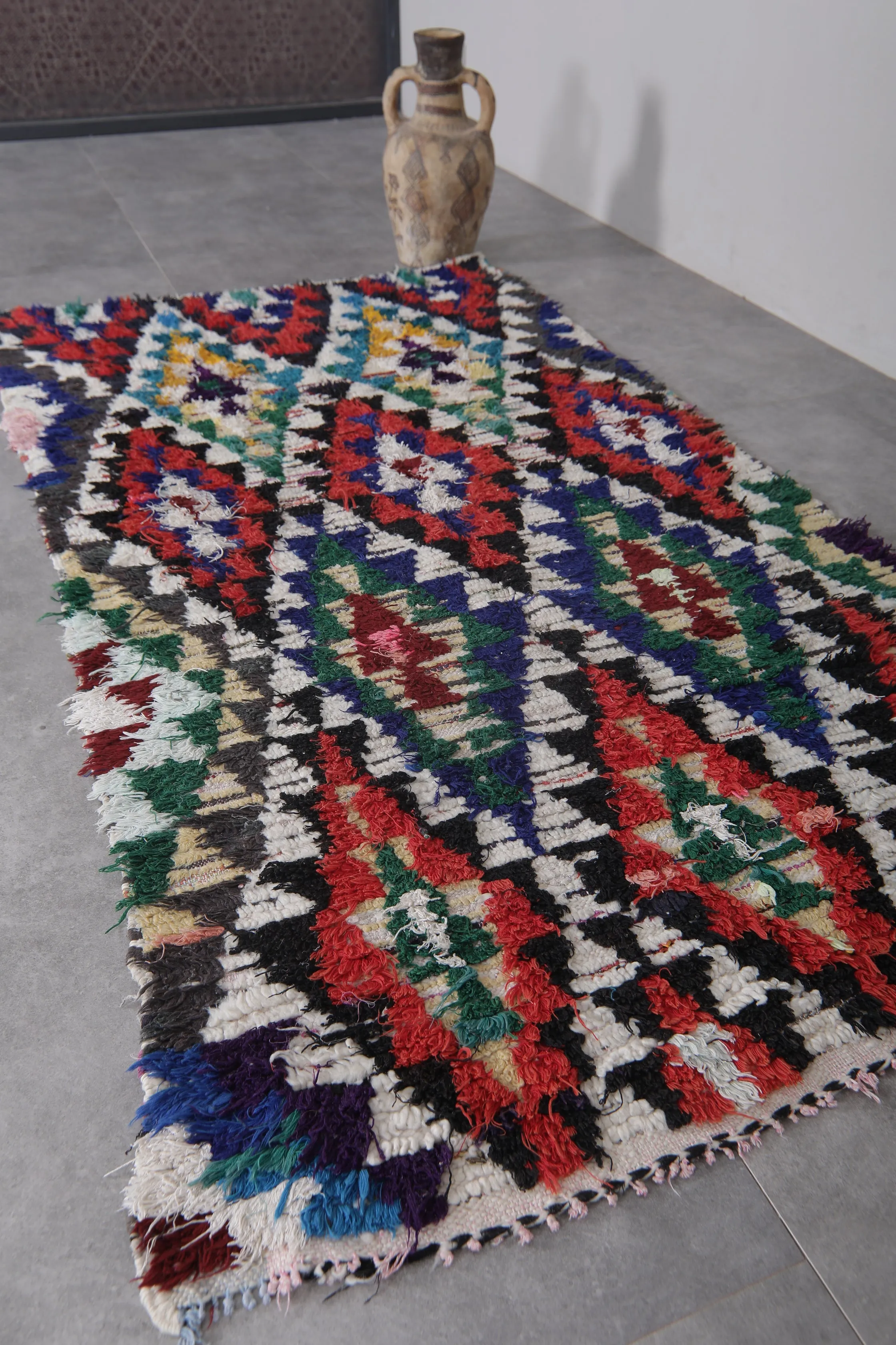 Handwoven Moroccan Rug with Geometric Pattern – 3.4 x 6.6 ft
