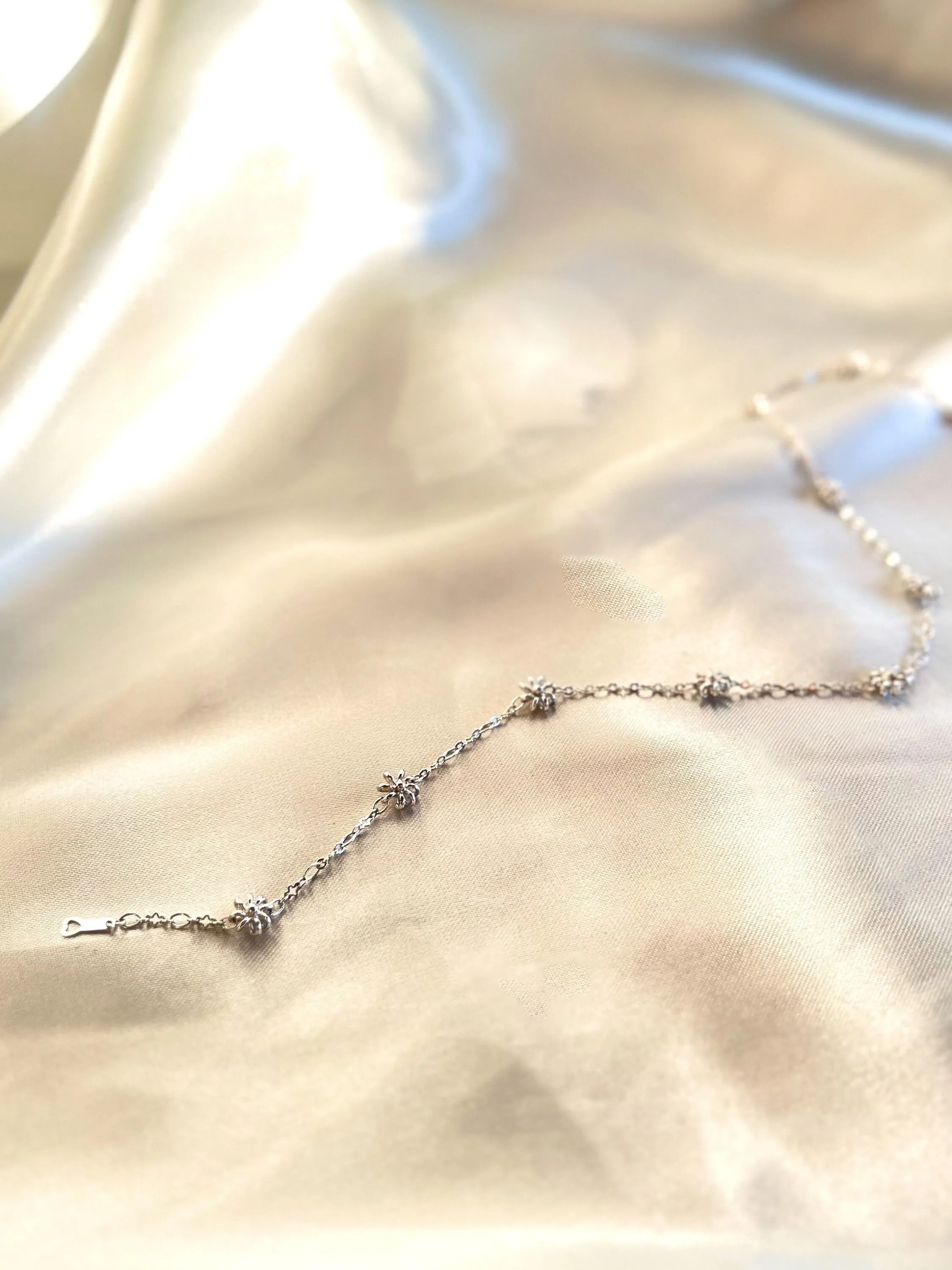 Little Flower 18k White Gold Dainty Chain Necklace