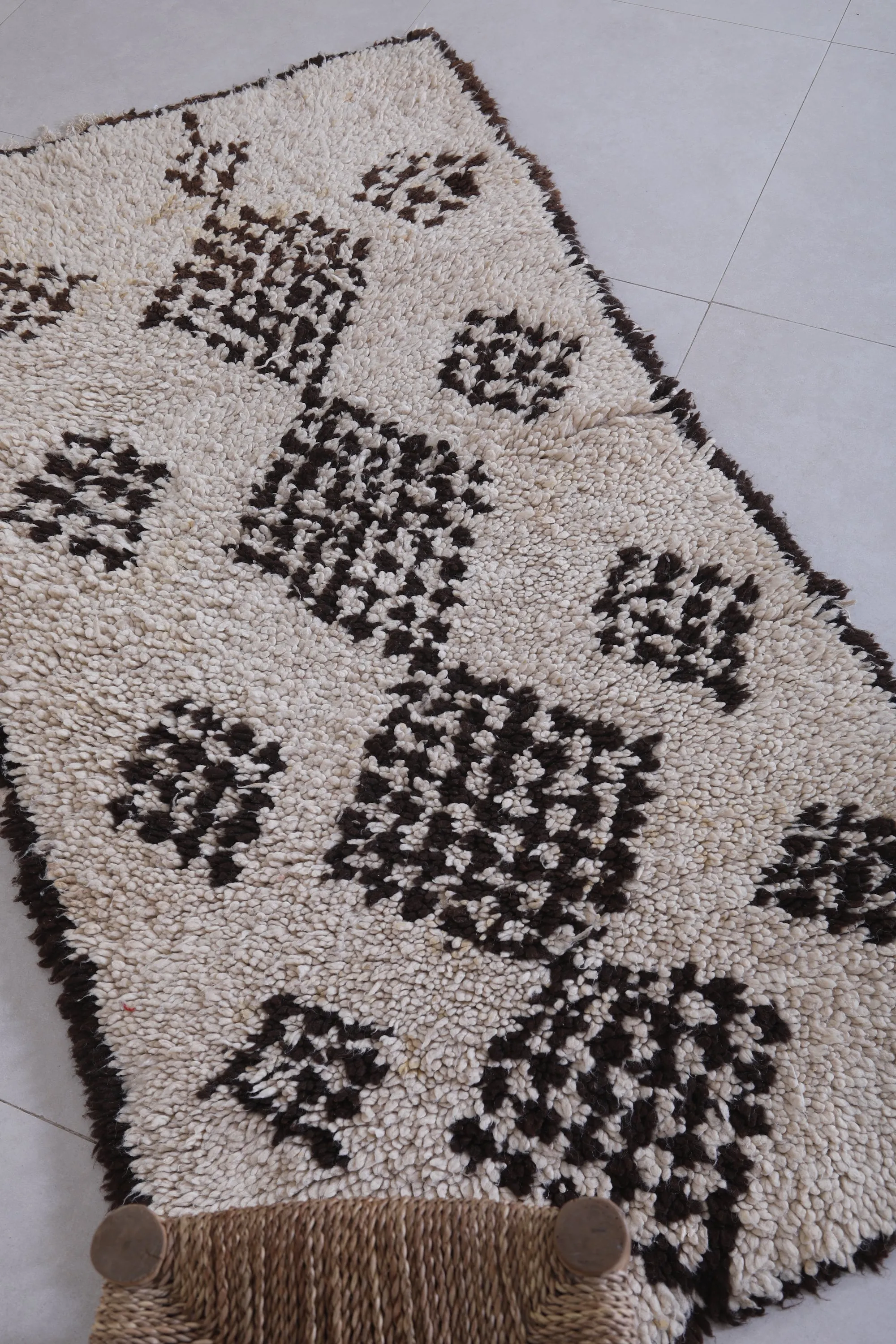 Moroccan Rug 2.7 X 6.6 Feet – Handwoven Geometric Diamond Design