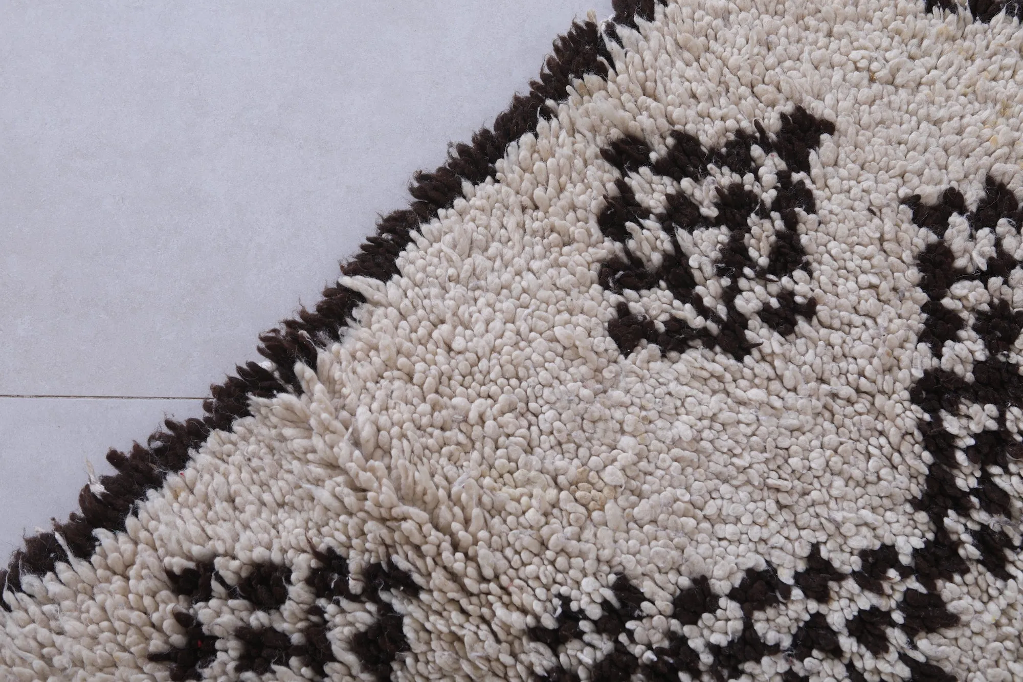 Moroccan Rug 2.7 X 6.6 Feet – Handwoven Geometric Diamond Design