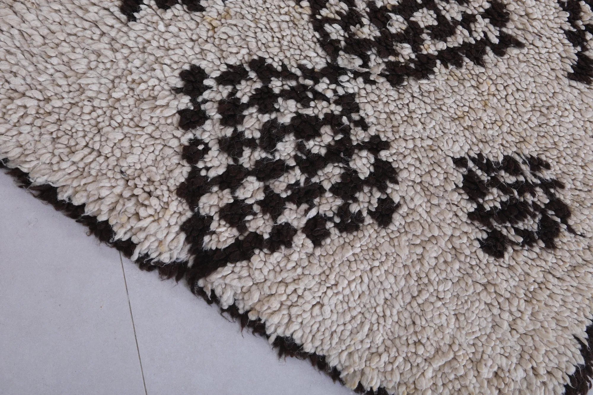 Moroccan Rug 2.7 X 6.6 Feet – Handwoven Geometric Diamond Design