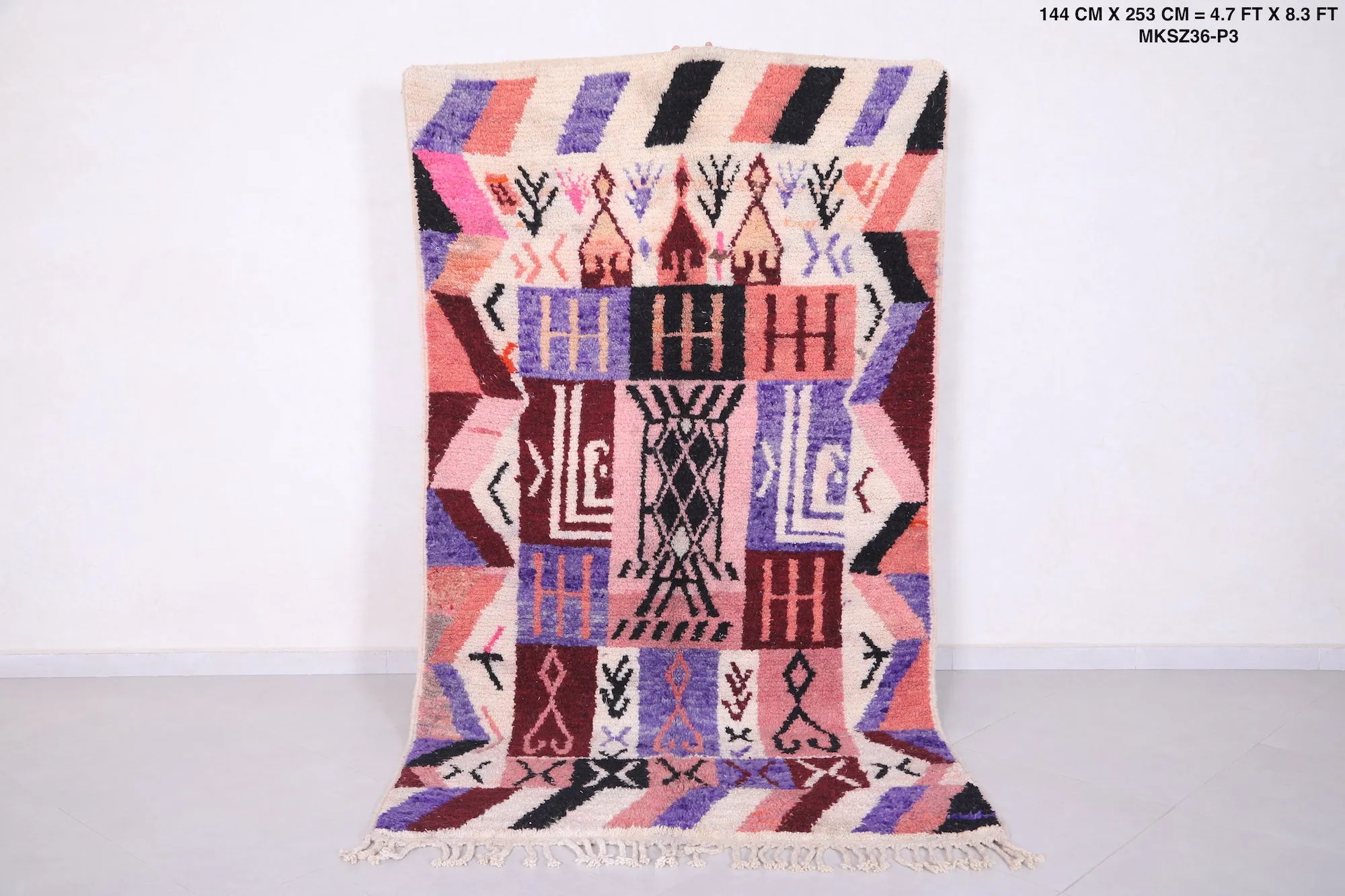 Moroccan Rug 4.7 x 8.3 Feet - Geometric Design