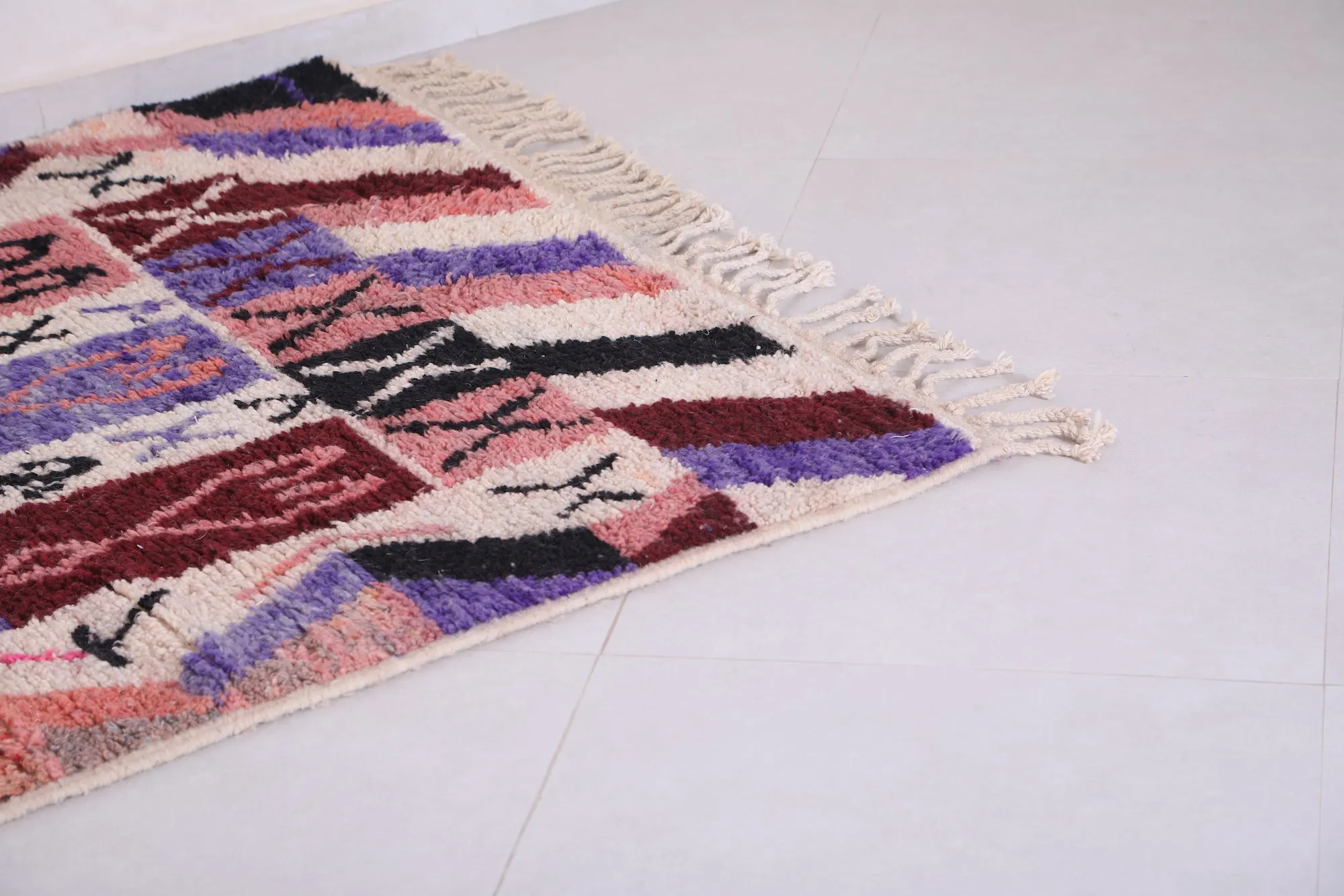 Moroccan Rug 4.7 x 8.3 Feet - Geometric Design