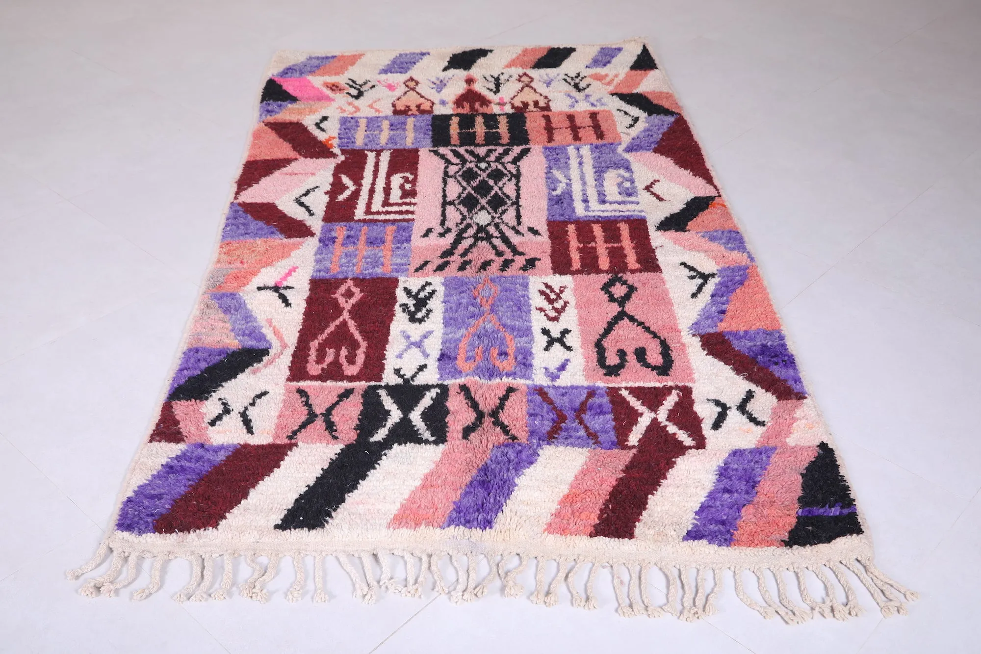 Moroccan Rug 4.7 x 8.3 Feet - Geometric Design