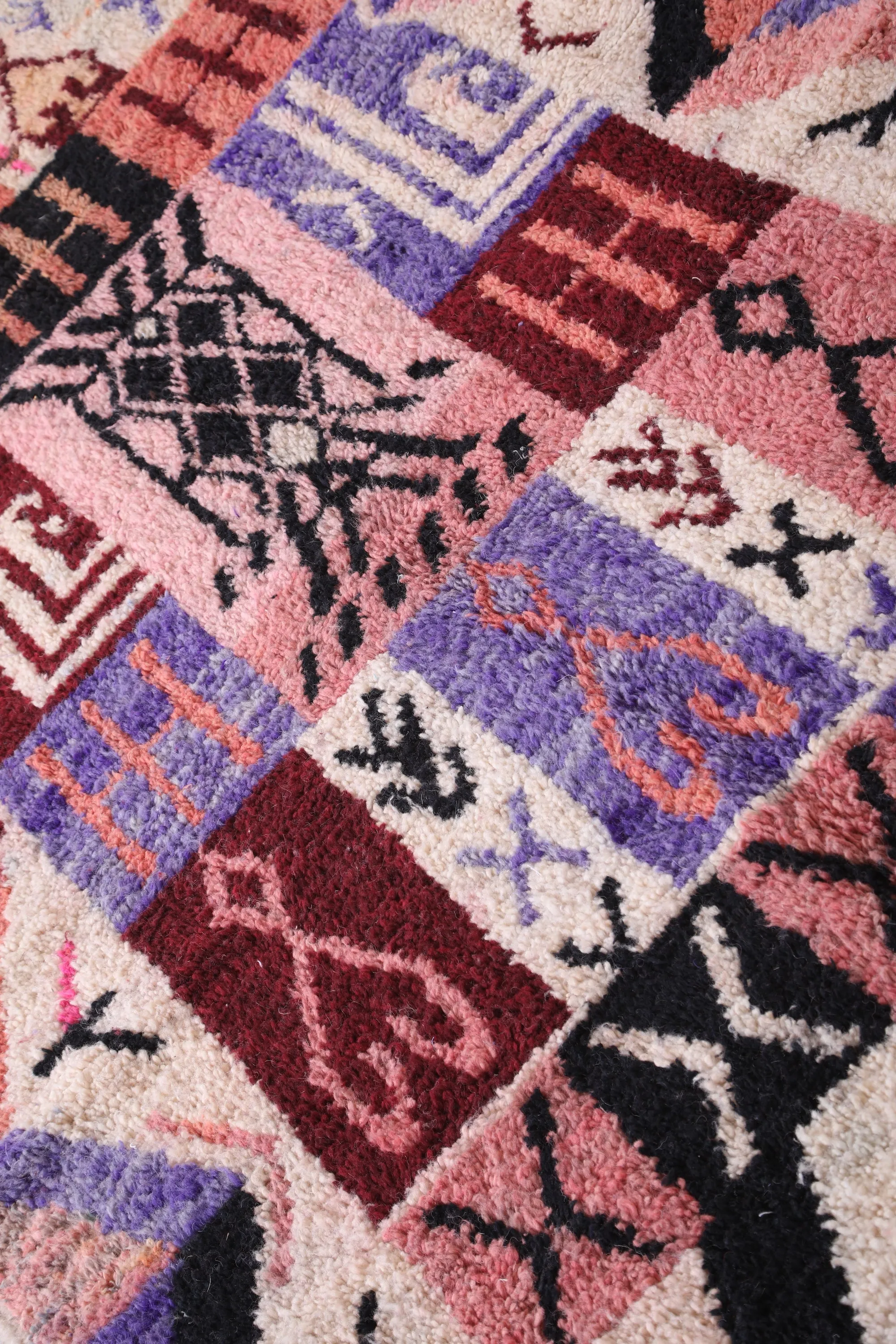 Moroccan Rug 4.7 x 8.3 Feet - Geometric Design