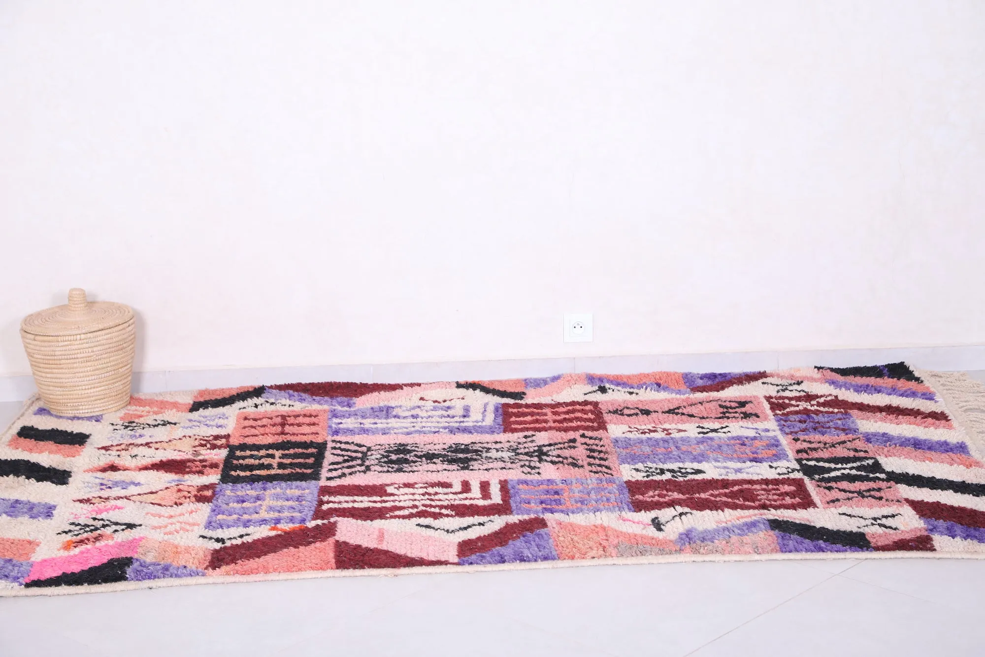Moroccan Rug 4.7 x 8.3 Feet - Geometric Design