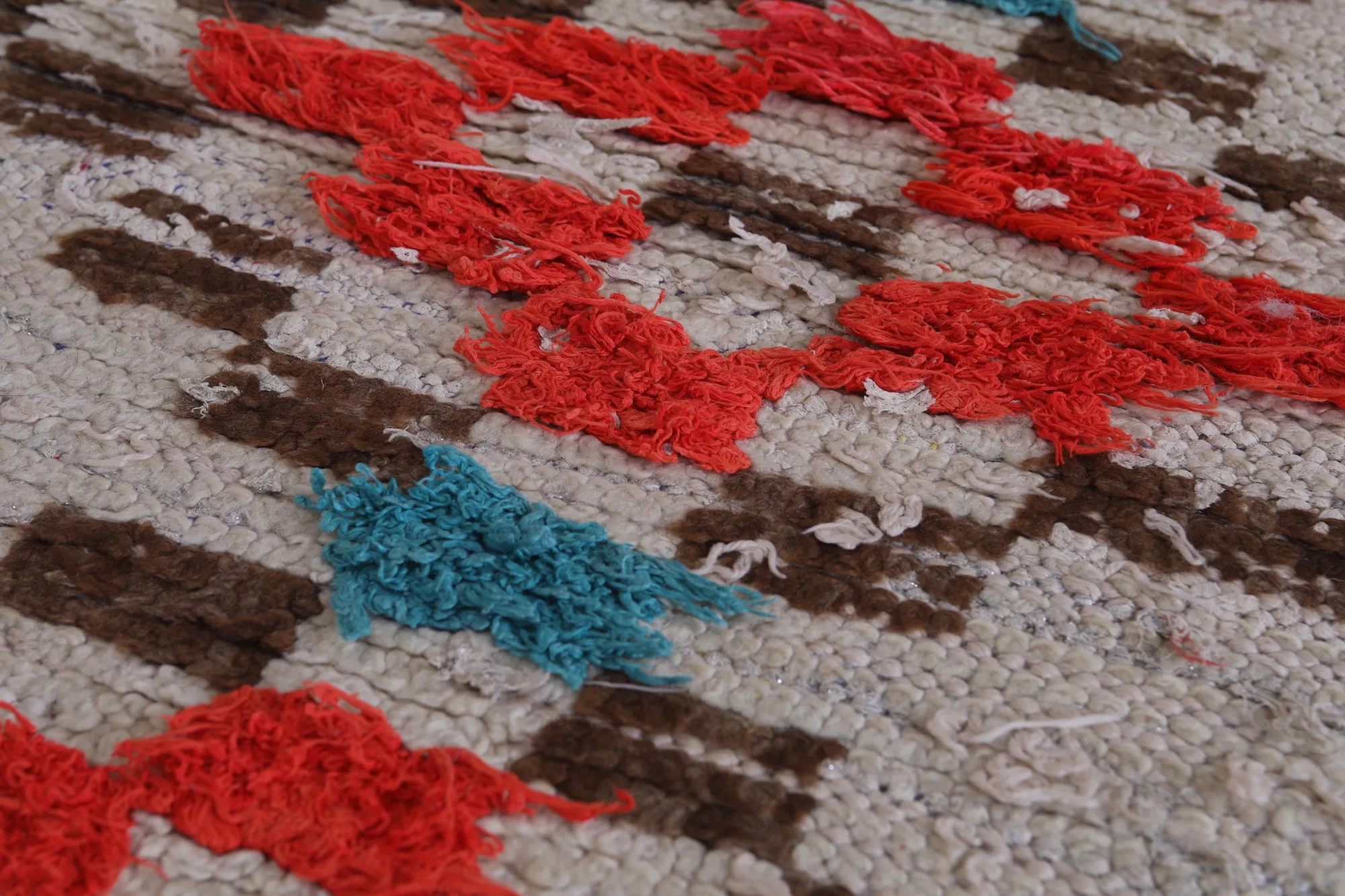 Moroccan Rug with Bold Geometric Pattern – 2.2 x 5.7 ft