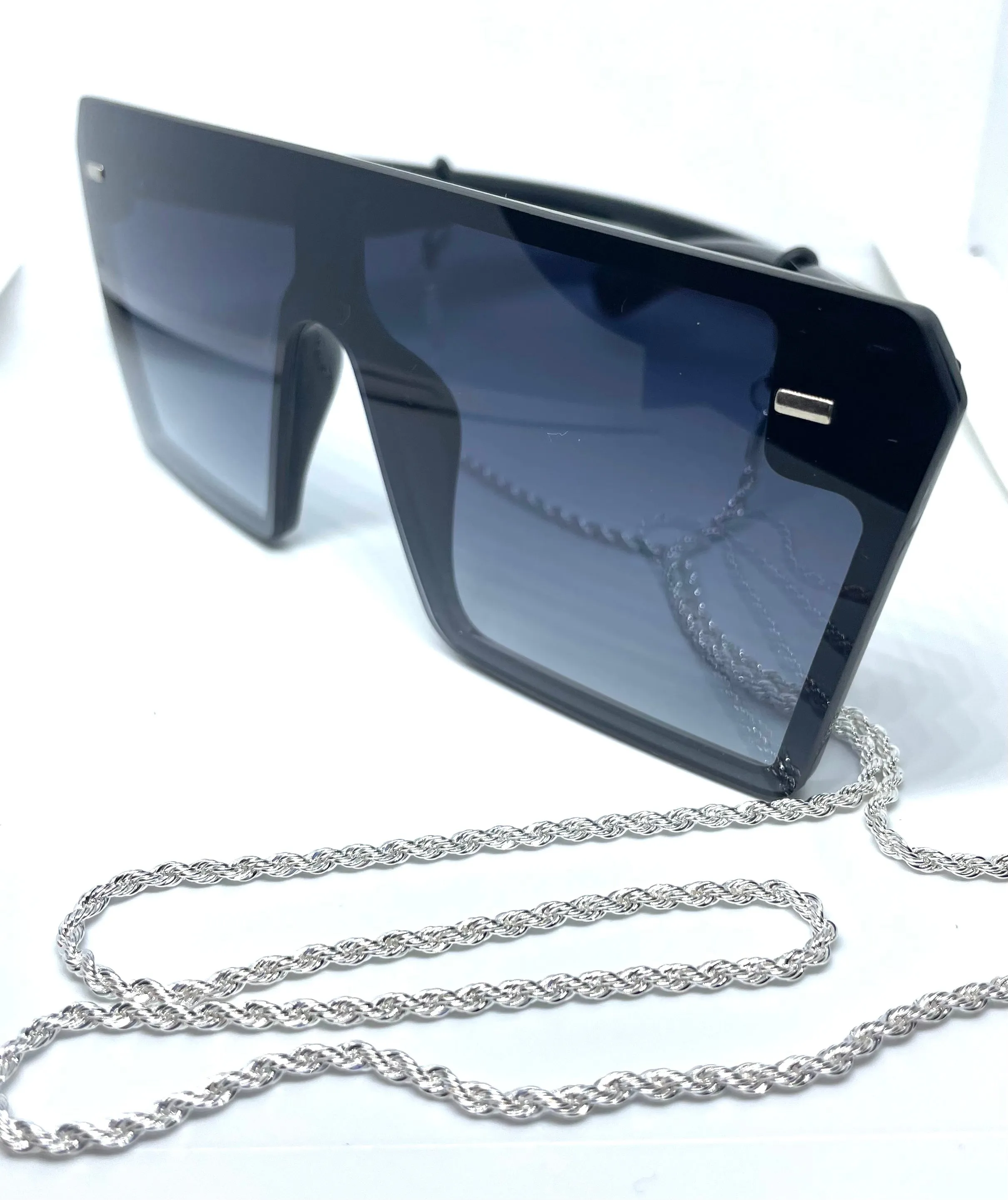 OVER SIZED PLASTIC FRAME SUNGLASSES