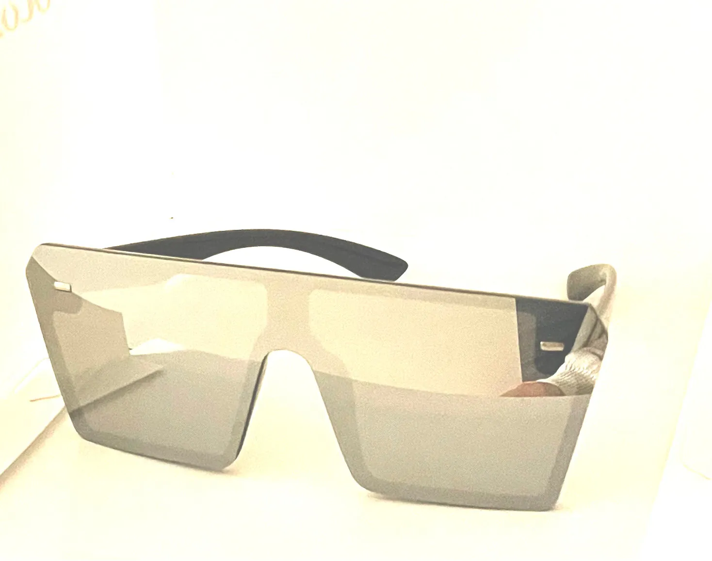 OVER SIZED PLASTIC FRAME SUNGLASSES