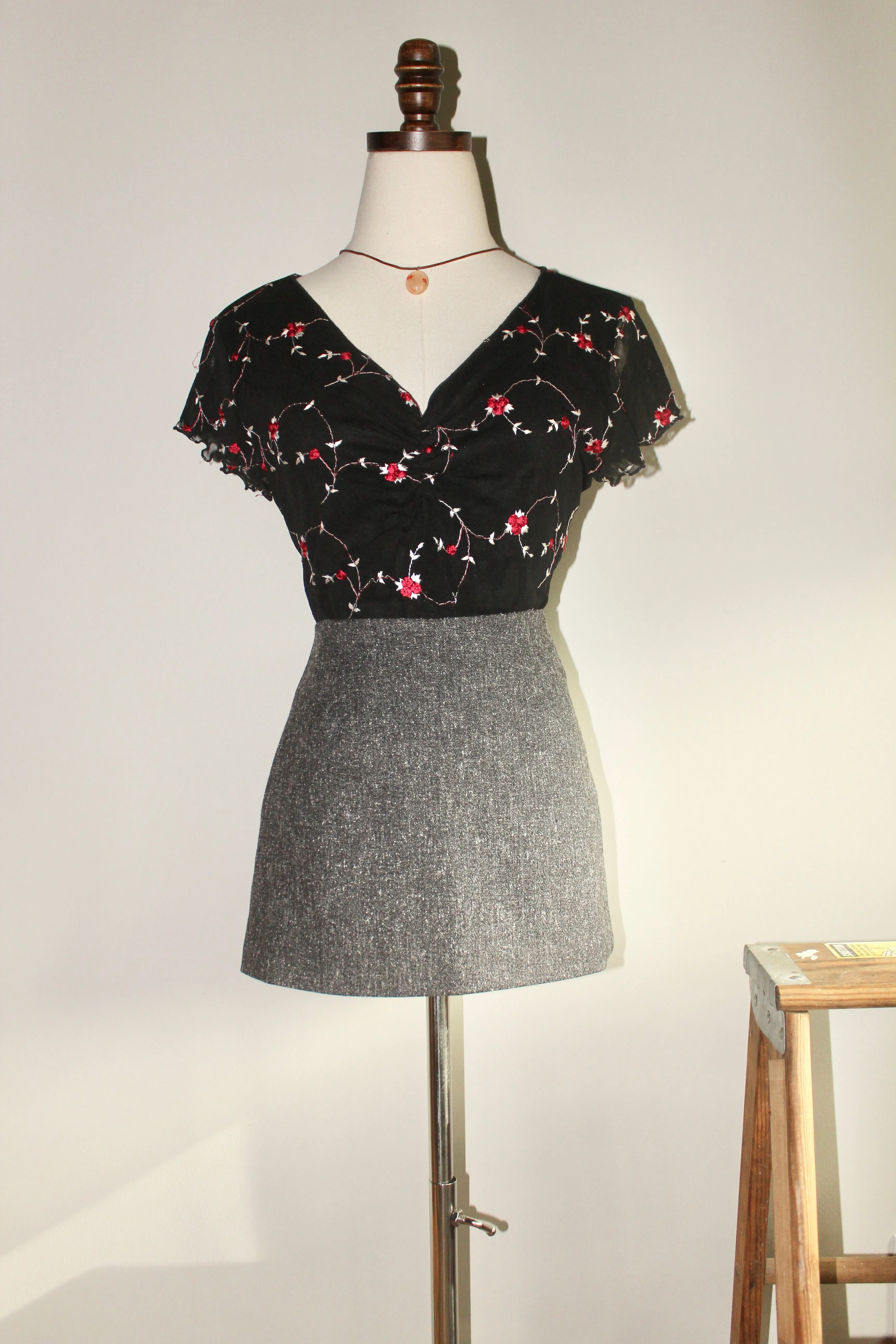 Vintage 90s Dainty Floral Embroidered Top (M)