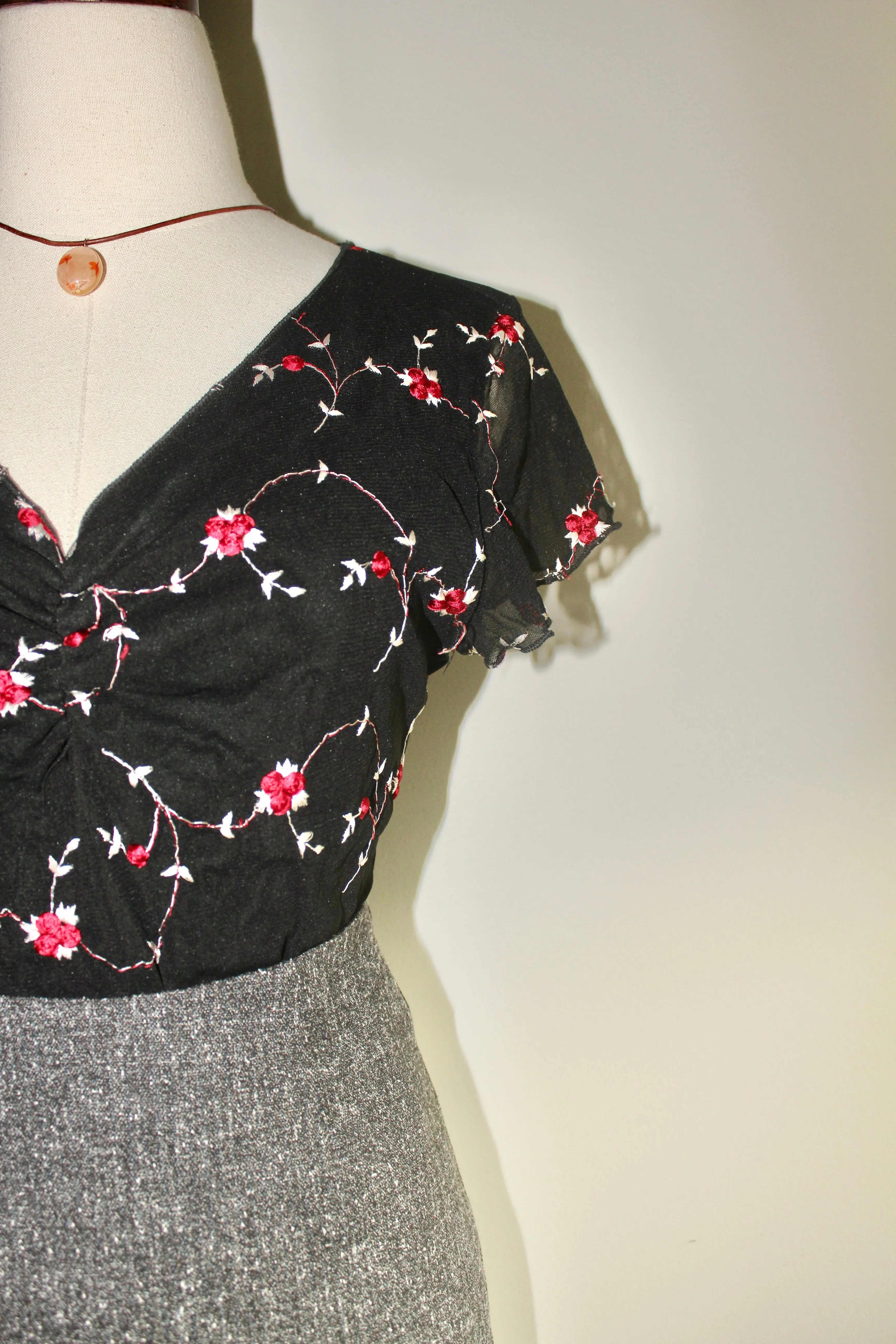 Vintage 90s Dainty Floral Embroidered Top (M)